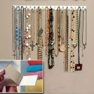 Wall mount necklace holder punch free